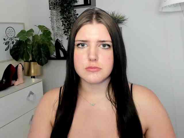 Miabrunette22 webcam