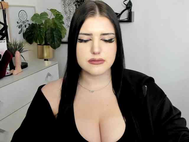 Miabrunette22 webcam