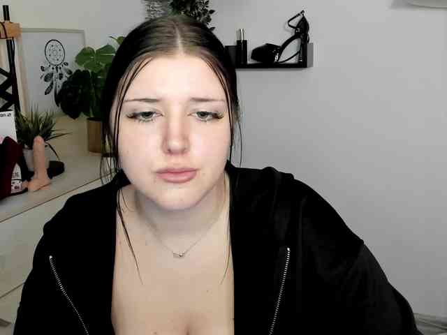 Miabrunette22 webcam