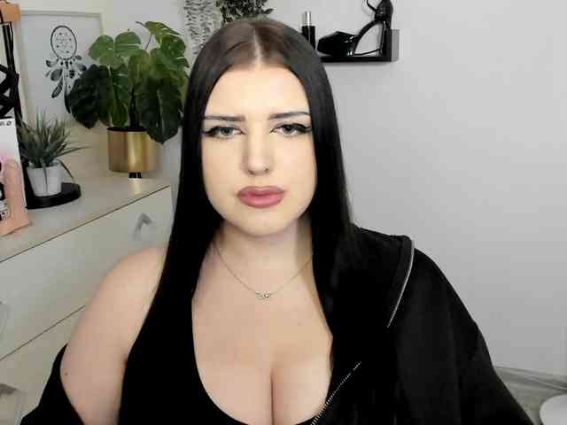 Miabrunette22 webcam