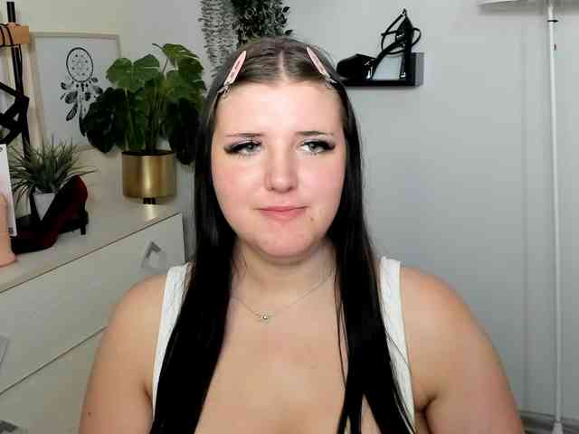 Miabrunette22 webcam