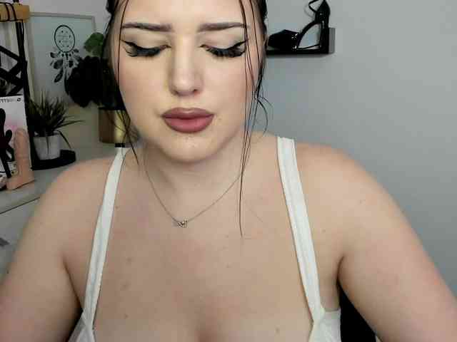 Miabrunette22 webcam