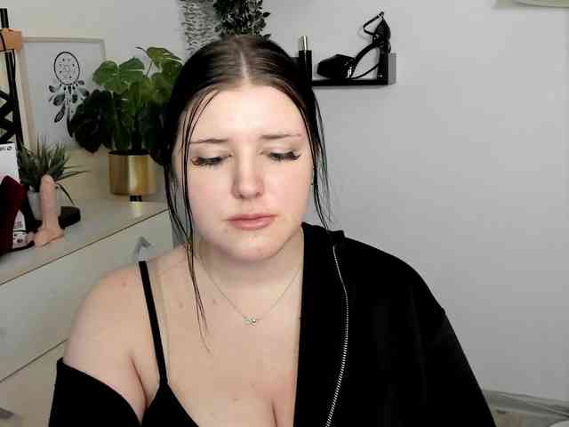 Miabrunette22 webcam