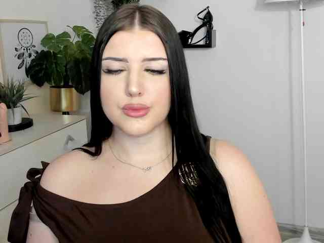 Miabrunette22 webcam