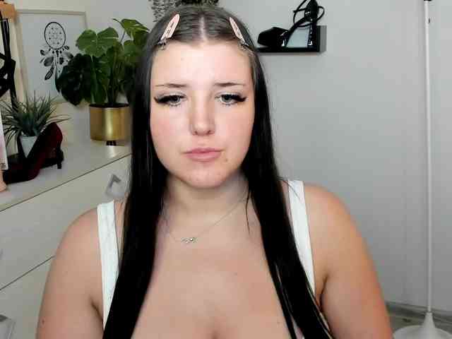 Miabrunette22 webcam
