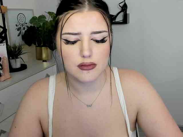 Miabrunette22 webcam