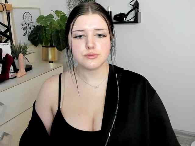 Miabrunette22 webcam