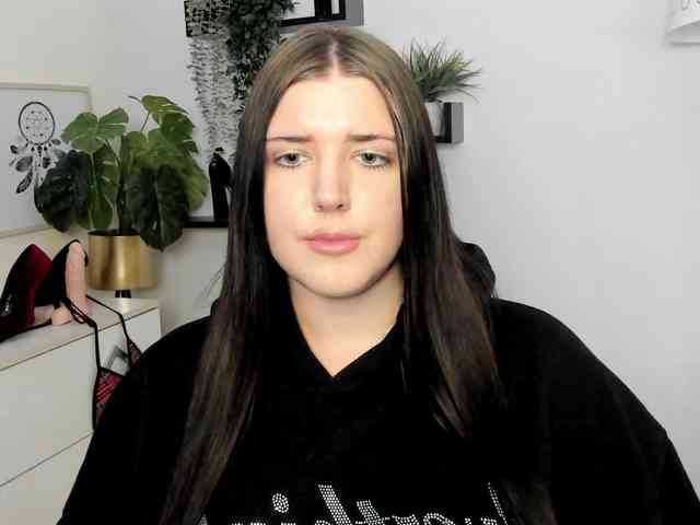 Miabrunette22 webcam