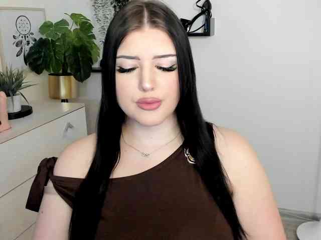 Miabrunette22 webcam