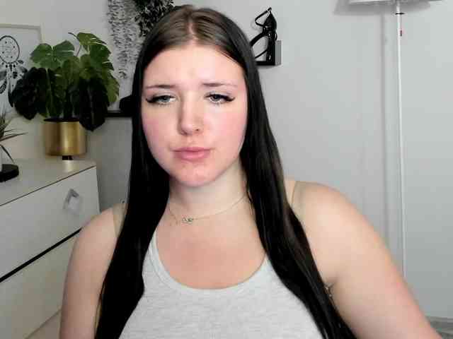 Miabrunette22 webcam