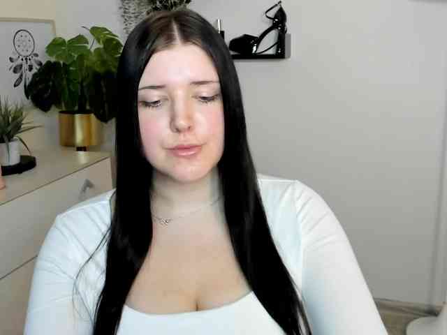 Miabrunette22 webcam