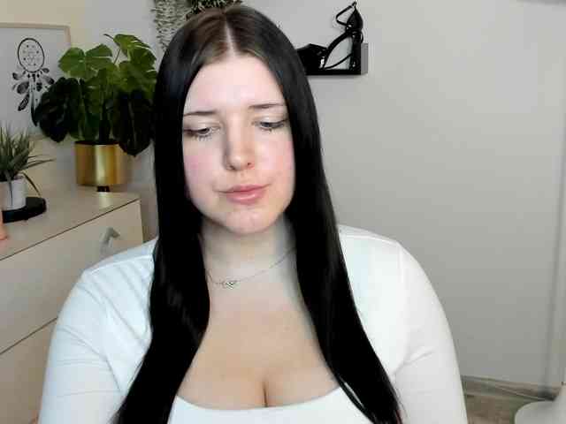 Miabrunette22 webcam