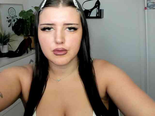 Miabrunette22 webcam