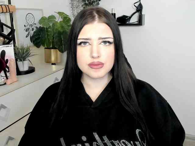 Miabrunette22 webcam