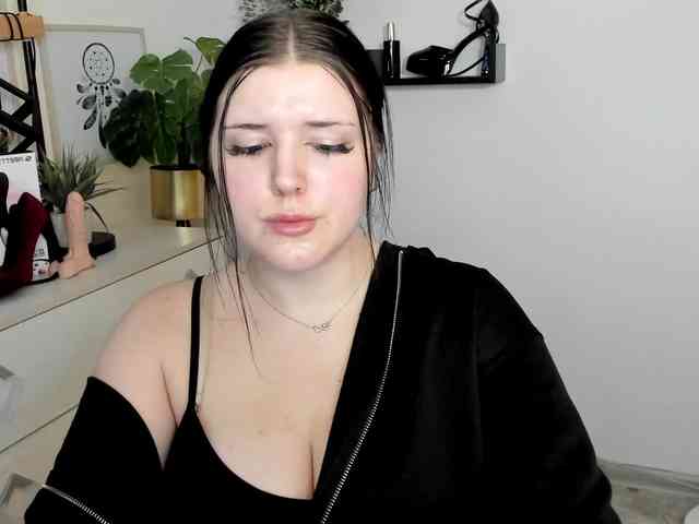 Miabrunette22 webcam