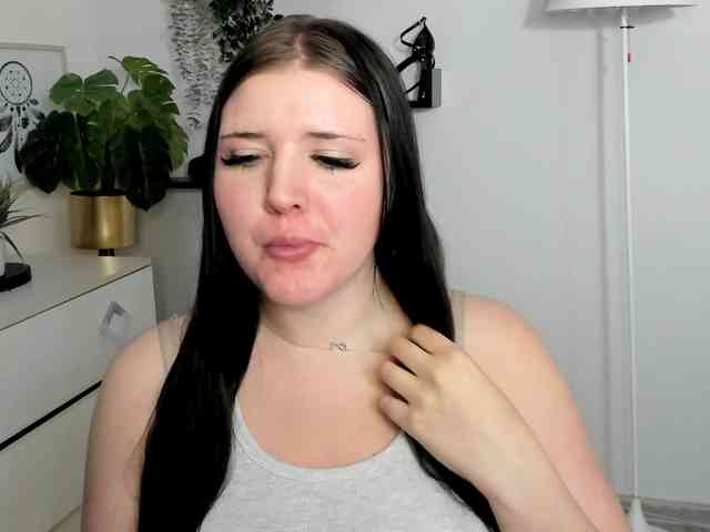 Miabrunette22 webcam