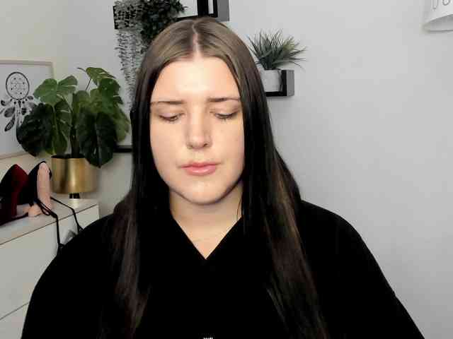 Miabrunette22 webcam