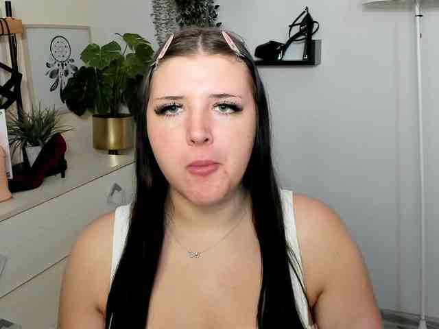Miabrunette22 webcam