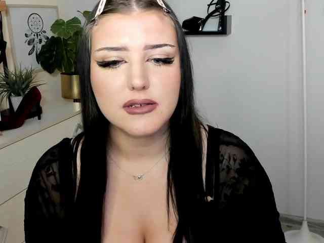 Miabrunette22 webcam