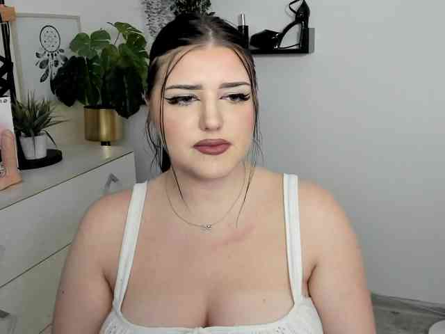 Miabrunette22 webcam