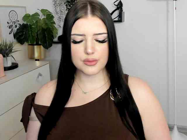 Miabrunette22 webcam