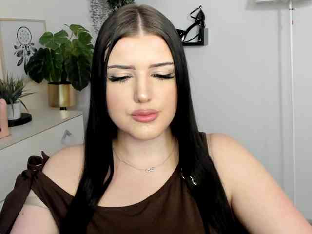 Miabrunette22 webcam