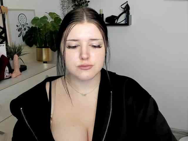 Miabrunette22 webcam