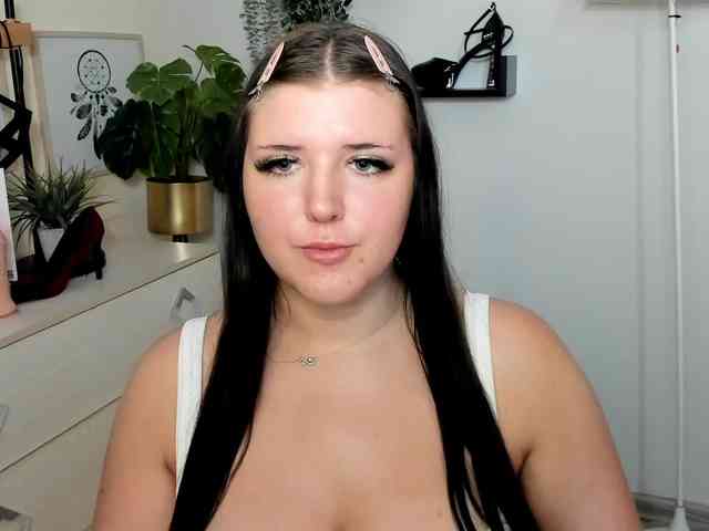 Miabrunette22 webcam