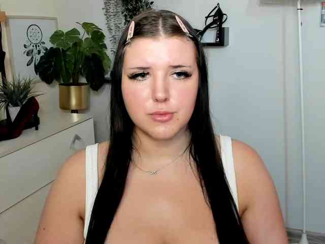 Miabrunette22 webcam