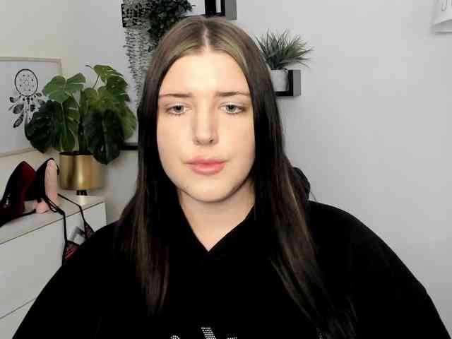 Miabrunette22 webcam