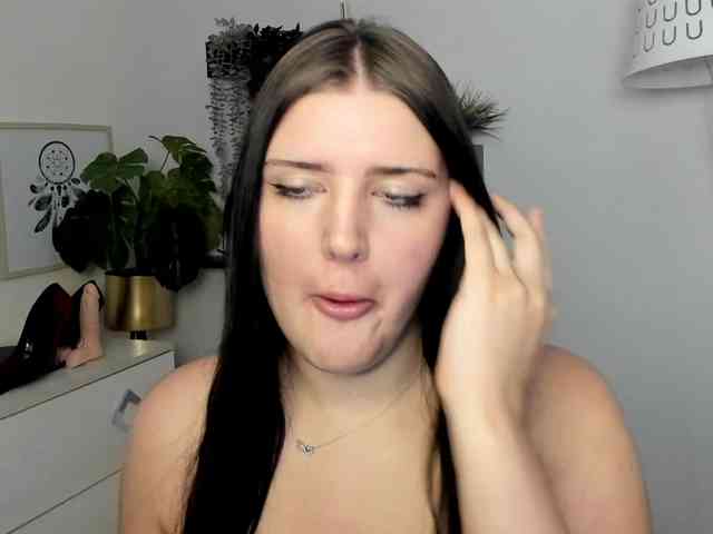 Miabrunette22 webcam