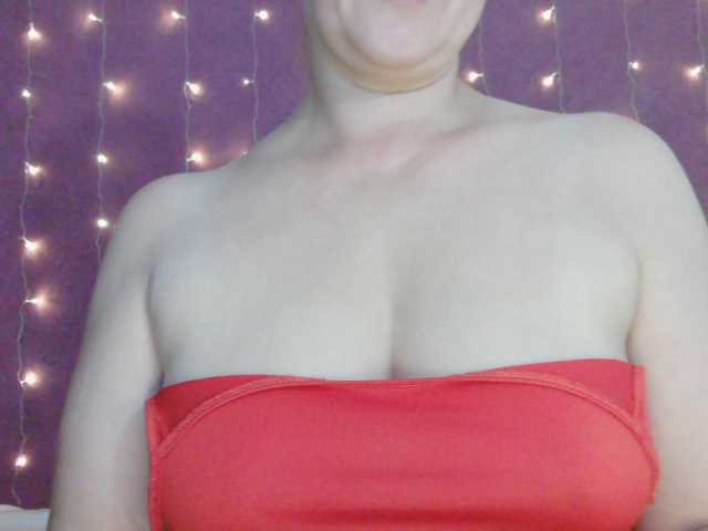 SoftMoon, live now on BongaCams