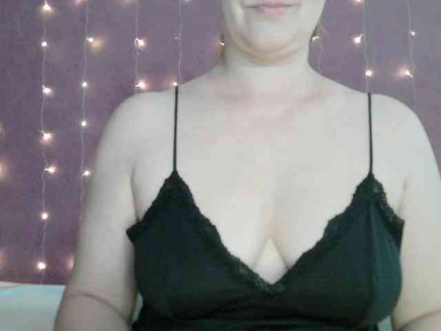 Softmoon's cam show statistics and live stream