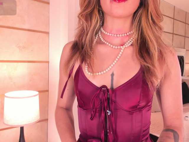 CrystalRose1, en directo ahora en BongaCams