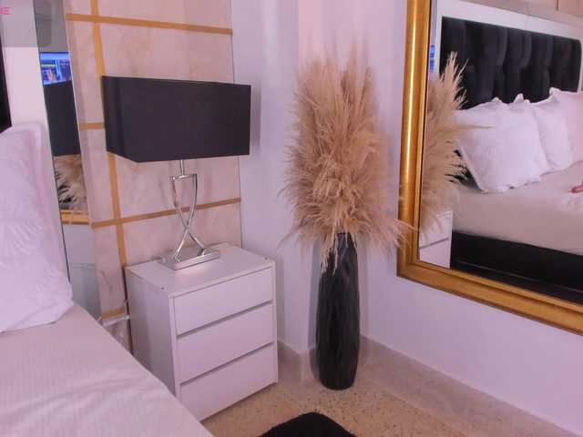 CrystalRose1's BongaCams show and profile