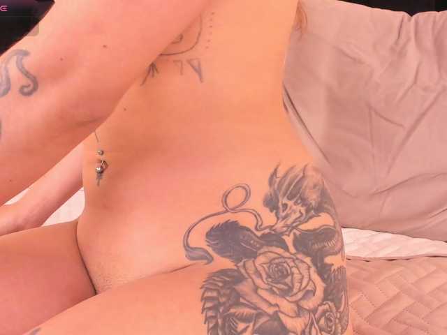 CrystalRose1 live cam on BongaCams