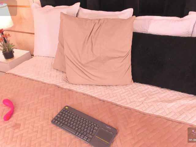CrystalRose1 live cam on BongaCams