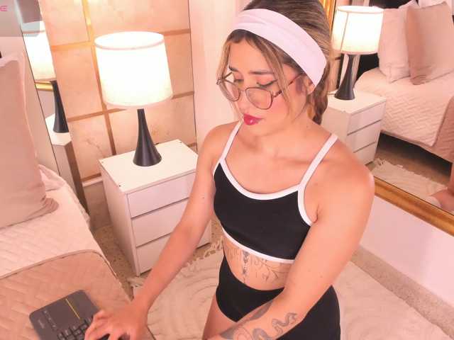 CrystalRose1 live cam on BongaCams