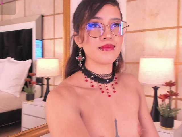 CrystalRose1 live cam on BongaCams