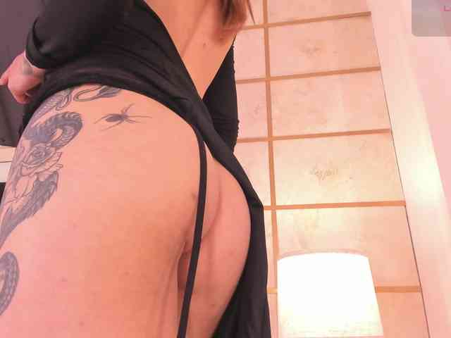 CrystalRose1 webcam