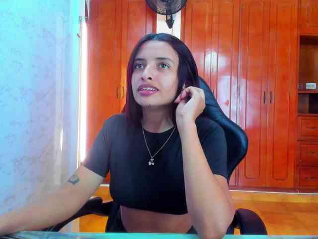 LucySkinny webcam