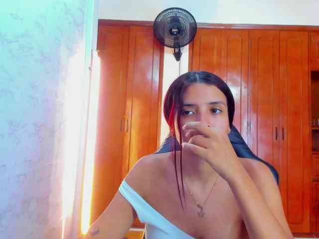LucySkinny webcam