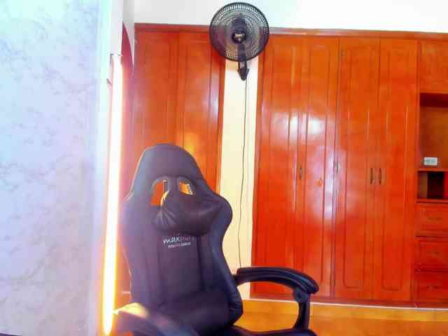 LucySkinny webcam