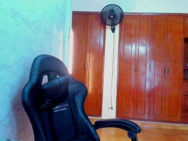 LucySkinny webcam