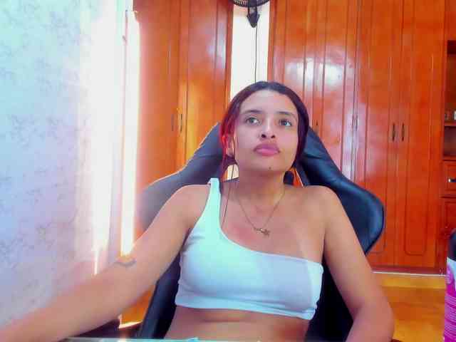 LucySkinny webcam