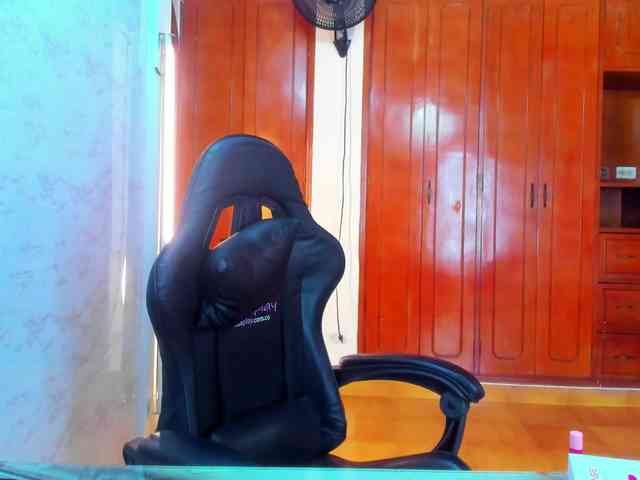 LucySkinny webcam