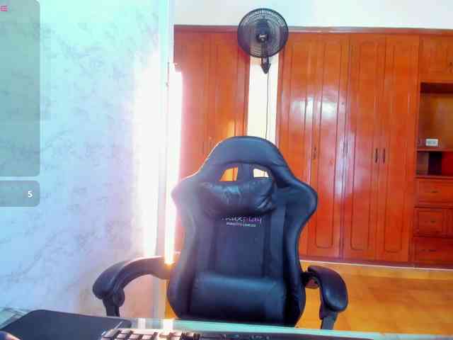 LucySkinny webcam