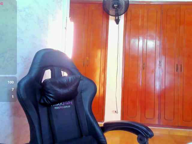 LucySkinny webcam