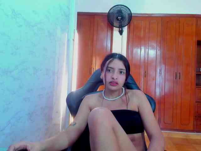 LucySkinny webcam