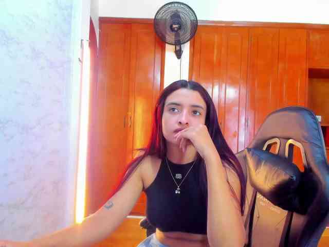 LucySkinny webcam